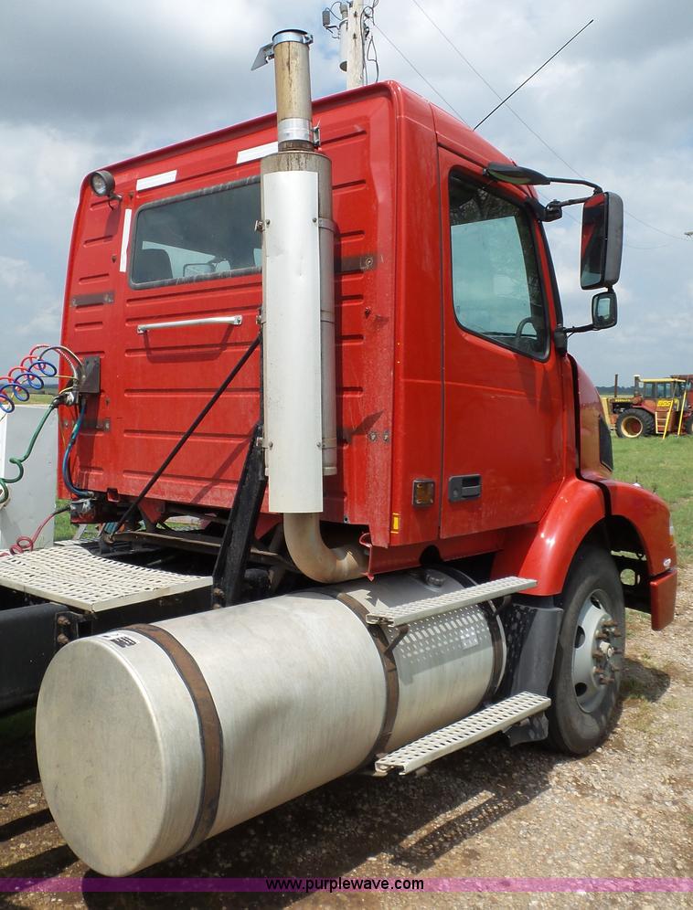 image for item BZ9155 2005 Volvo VNM semi truck