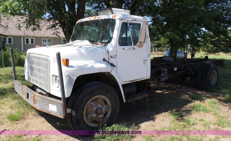 image for item J6051 1983 International S1900 truck cab and chassis