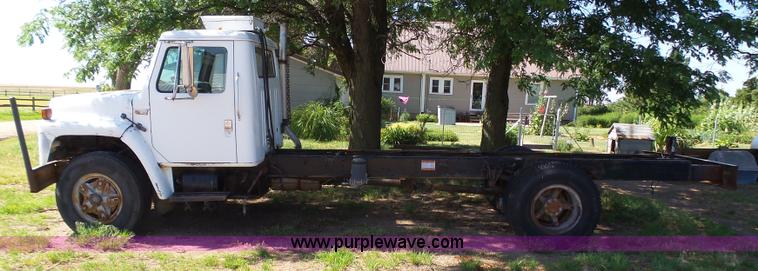 image for item J6051 1983 International S1900 truck cab and chassis