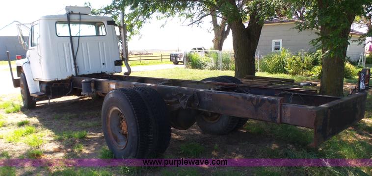 image for item J6051 1983 International S1900 truck cab and chassis