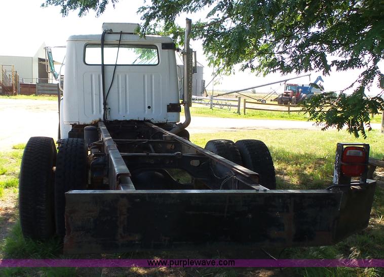 image for item J6051 1983 International S1900 truck cab and chassis