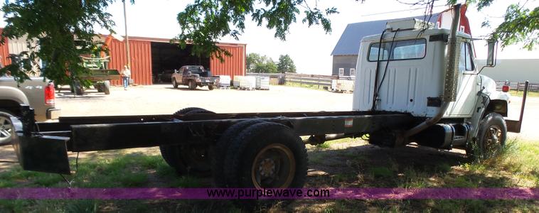 image for item J6051 1983 International S1900 truck cab and chassis