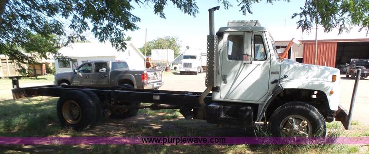 image for item J6051 1983 International S1900 truck cab and chassis