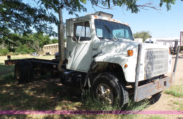 image for item J6051 1983 International S1900 truck cab and chassis
