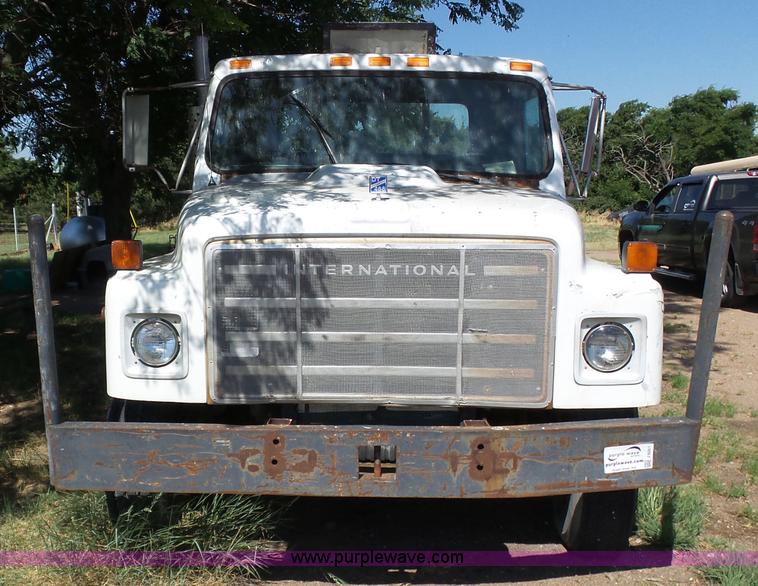 image for item J6051 1983 International S1900 truck cab and chassis