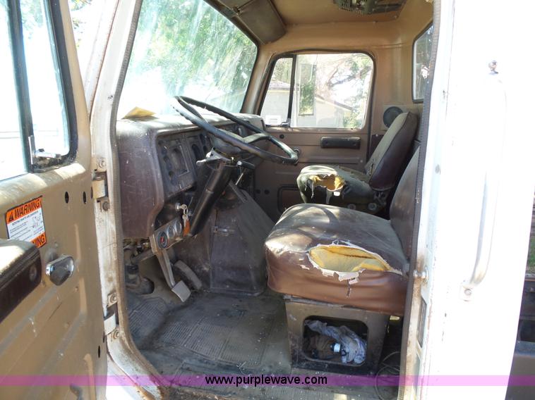 image for item J6051 1983 International S1900 truck cab and chassis