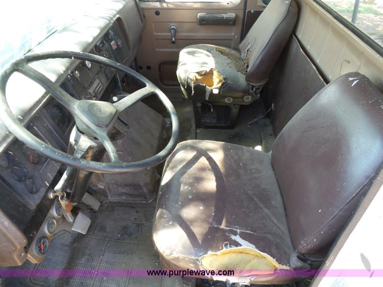 image for item J6051 1983 International S1900 truck cab and chassis