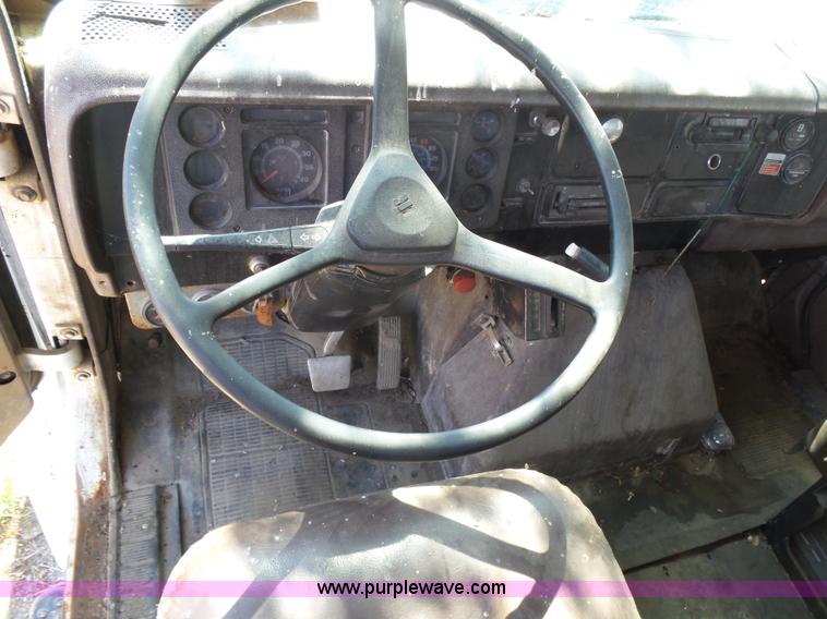 image for item J6051 1983 International S1900 truck cab and chassis