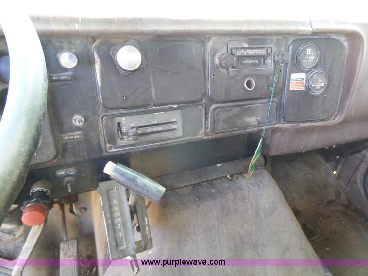 image for item J6051 1983 International S1900 truck cab and chassis