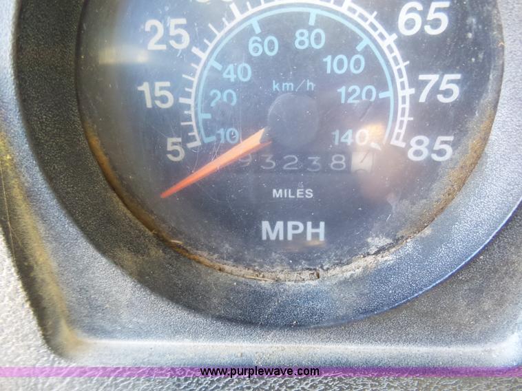 image for item J6051 1983 International S1900 truck cab and chassis