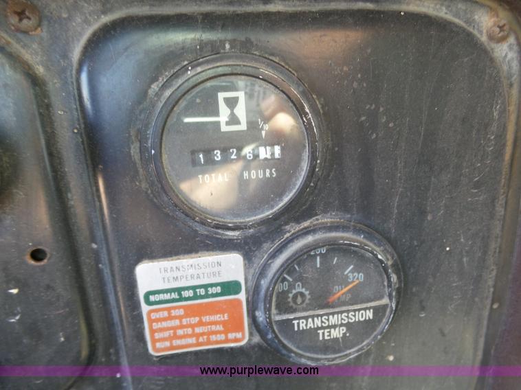 image for item J6051 1983 International S1900 truck cab and chassis