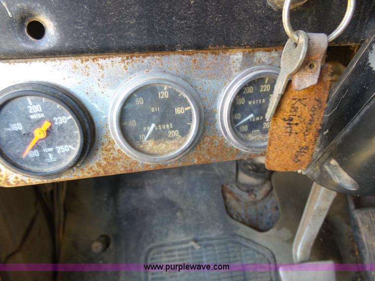 image for item J6051 1983 International S1900 truck cab and chassis