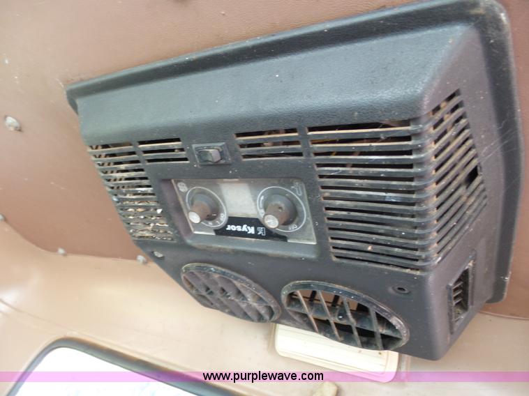 image for item J6051 1983 International S1900 truck cab and chassis