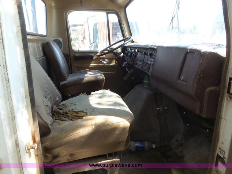 image for item J6051 1983 International S1900 truck cab and chassis