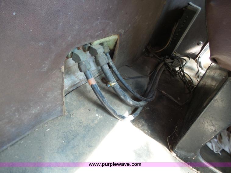 image for item J6051 1983 International S1900 truck cab and chassis