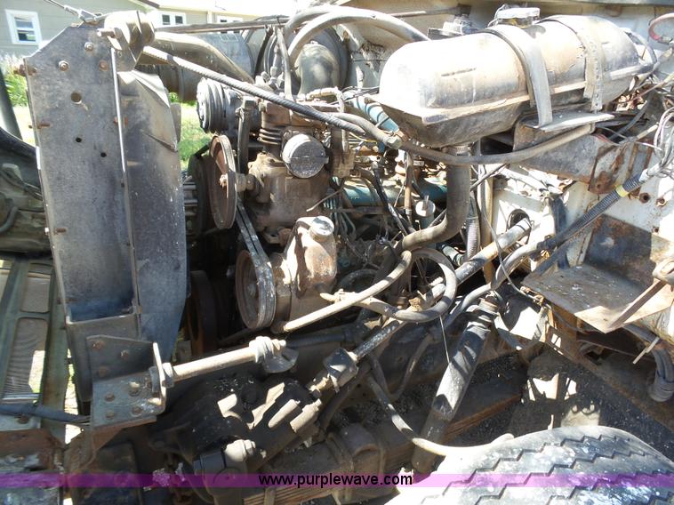 image for item J6051 1983 International S1900 truck cab and chassis