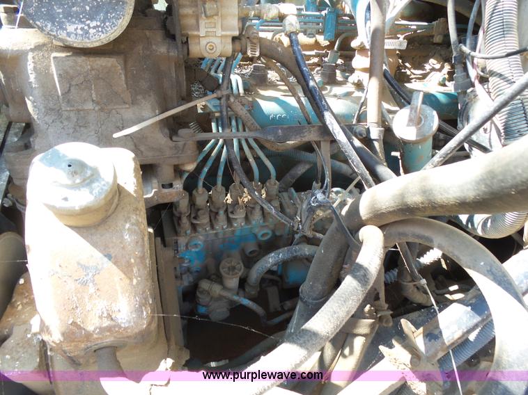 image for item J6051 1983 International S1900 truck cab and chassis