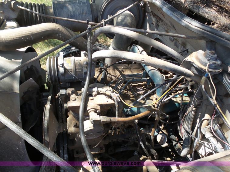 image for item J6051 1983 International S1900 truck cab and chassis