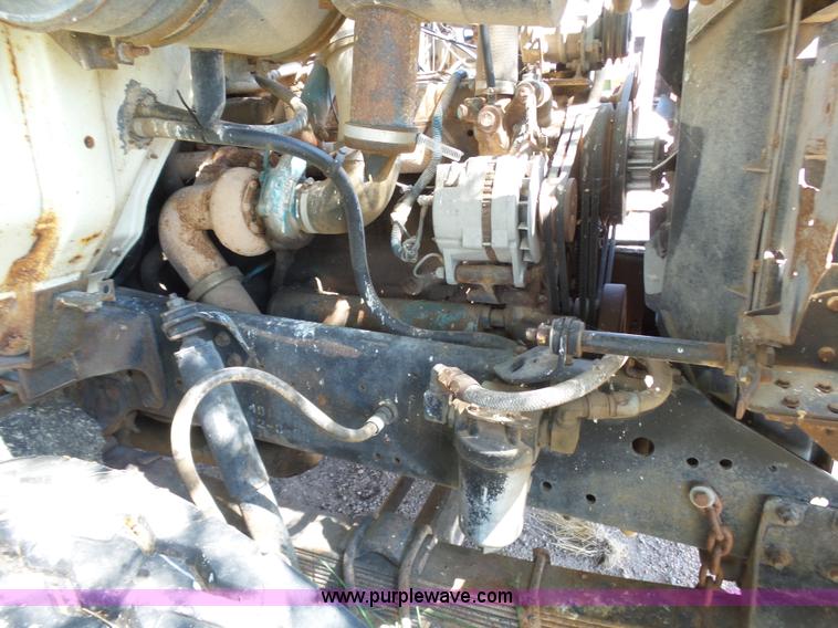 image for item J6051 1983 International S1900 truck cab and chassis