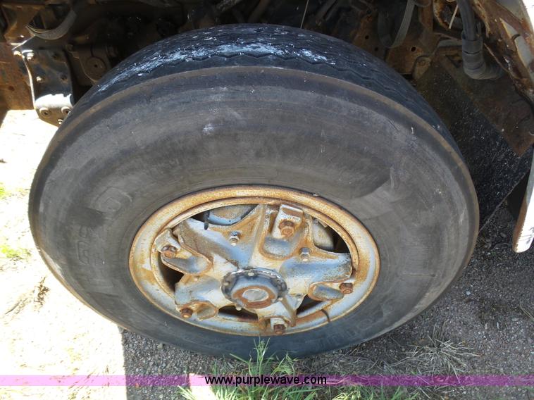 image for item J6051 1983 International S1900 truck cab and chassis