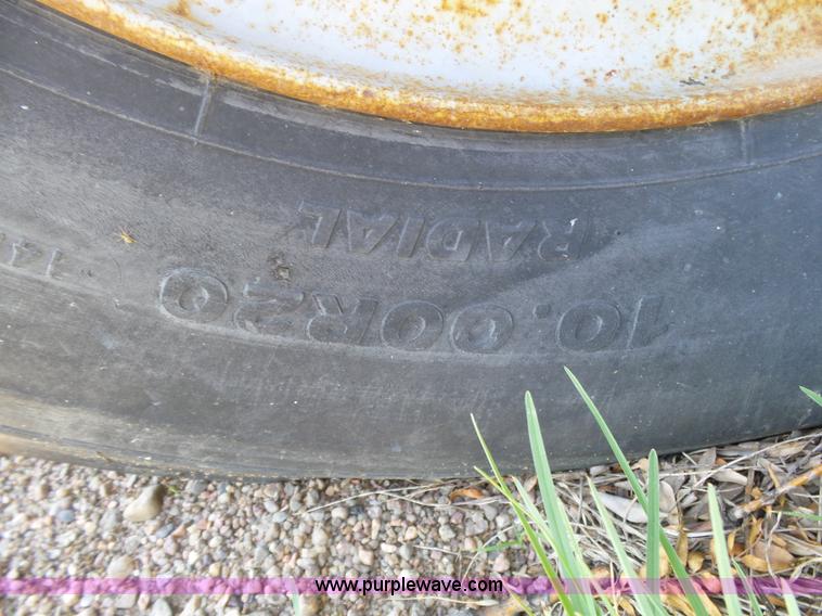 image for item J6051 1983 International S1900 truck cab and chassis