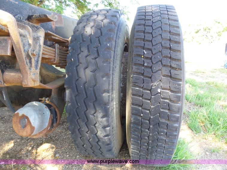 image for item J6051 1983 International S1900 truck cab and chassis