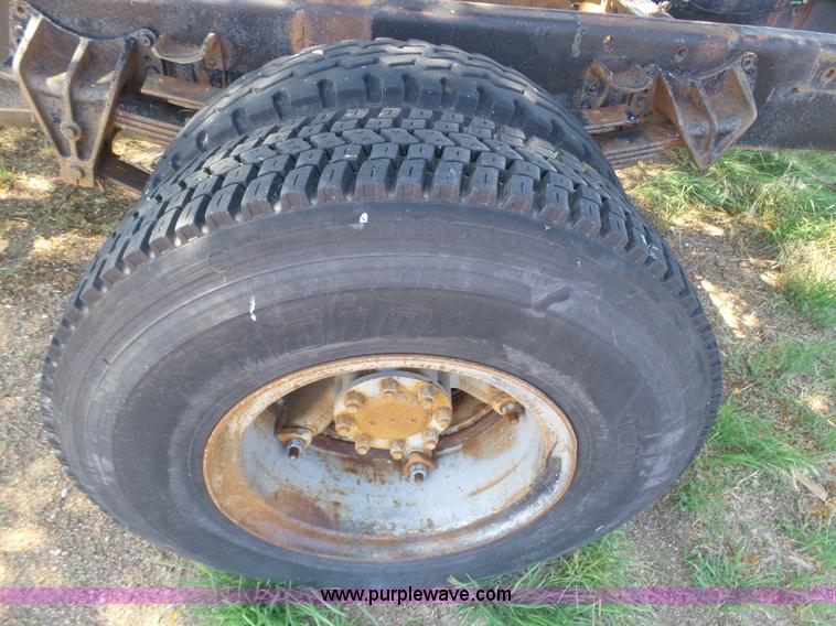 image for item J6051 1983 International S1900 truck cab and chassis