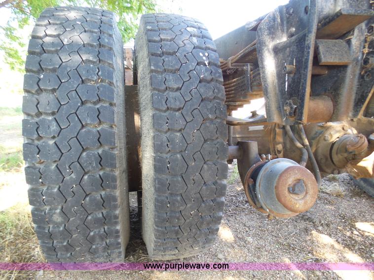 image for item J6051 1983 International S1900 truck cab and chassis