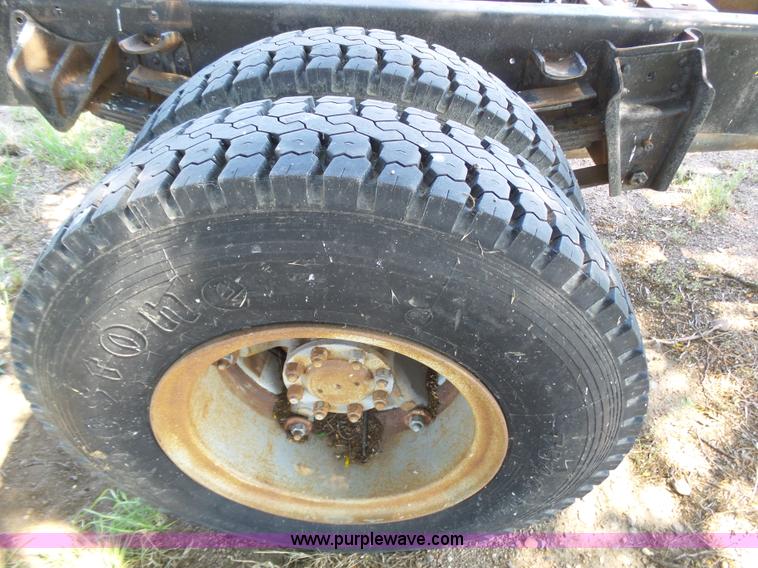 image for item J6051 1983 International S1900 truck cab and chassis