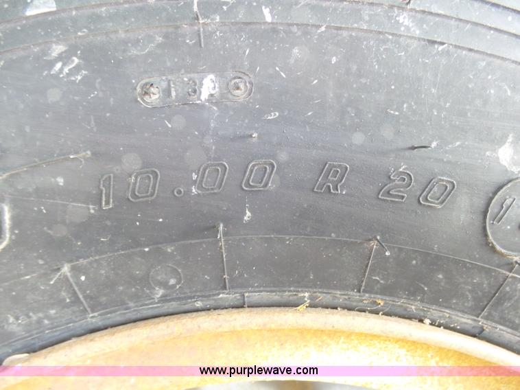 image for item J6051 1983 International S1900 truck cab and chassis