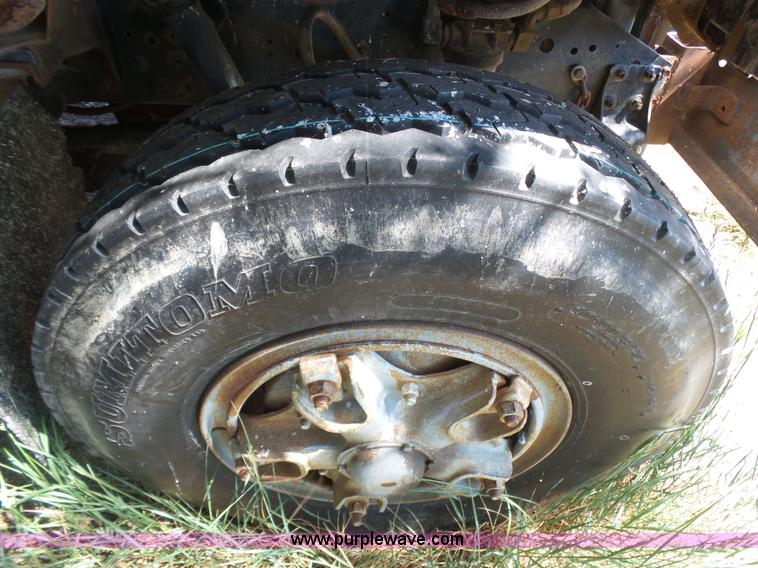 image for item J6051 1983 International S1900 truck cab and chassis