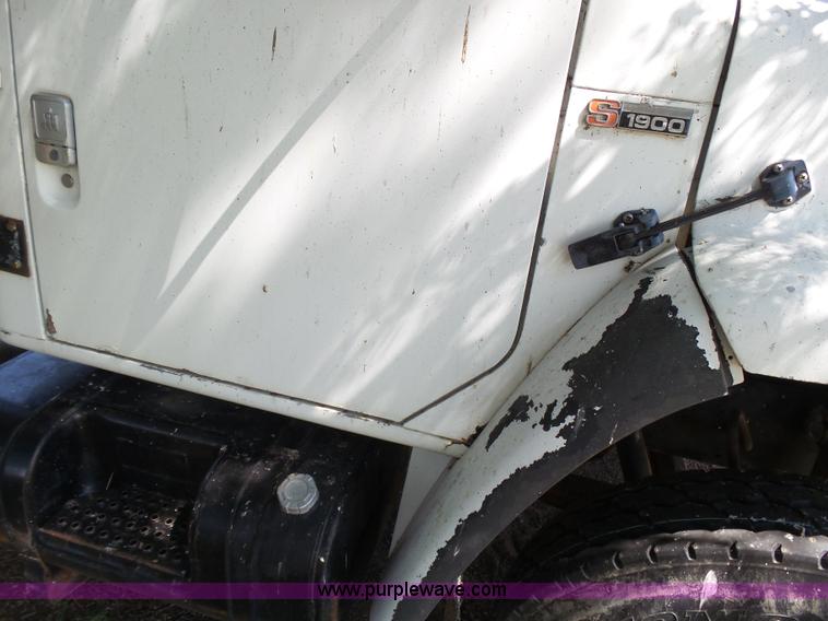 image for item J6051 1983 International S1900 truck cab and chassis