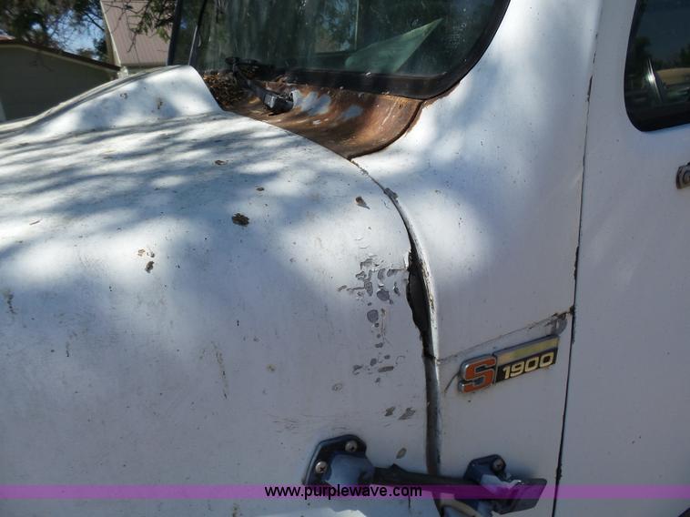 image for item J6051 1983 International S1900 truck cab and chassis