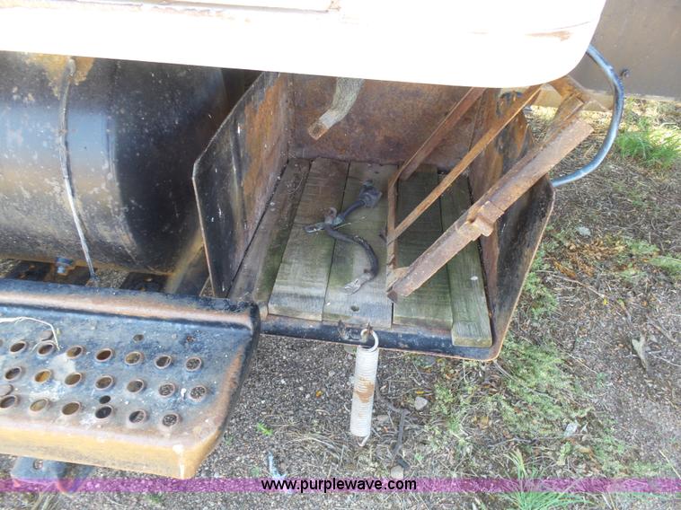 image for item J6051 1983 International S1900 truck cab and chassis