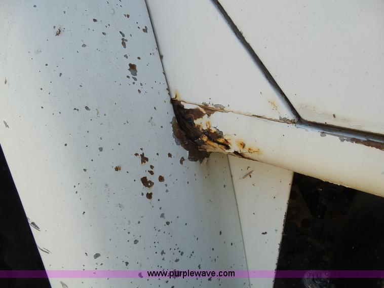 image for item J6051 1983 International S1900 truck cab and chassis