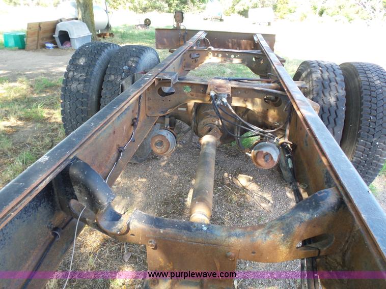 image for item J6051 1983 International S1900 truck cab and chassis