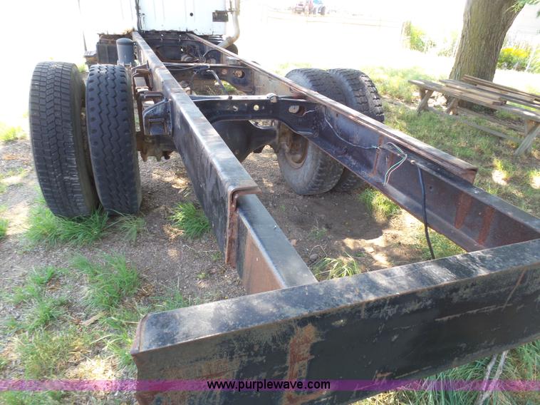 image for item J6051 1983 International S1900 truck cab and chassis