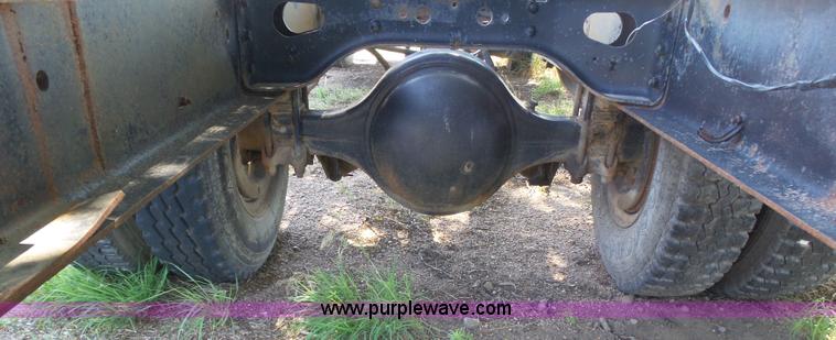 image for item J6051 1983 International S1900 truck cab and chassis