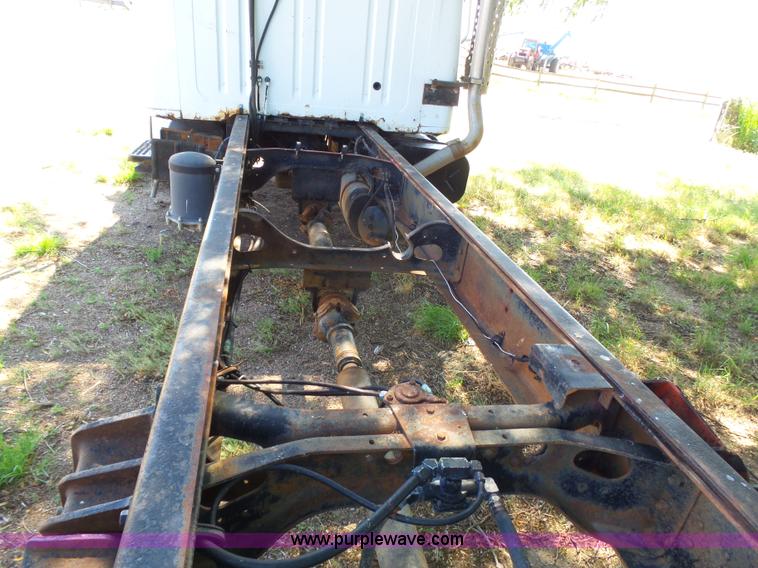 image for item J6051 1983 International S1900 truck cab and chassis