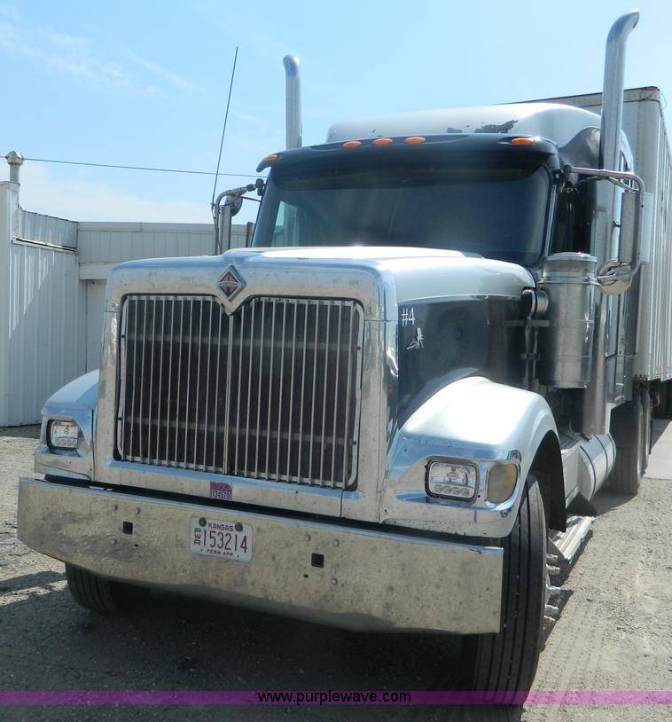 image for item J8880 2005 International 9900i semi truck