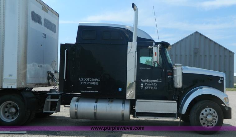 image for item J8880 2005 International 9900i semi truck