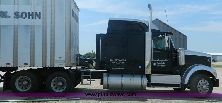 image for item J8880 2005 International 9900i semi truck