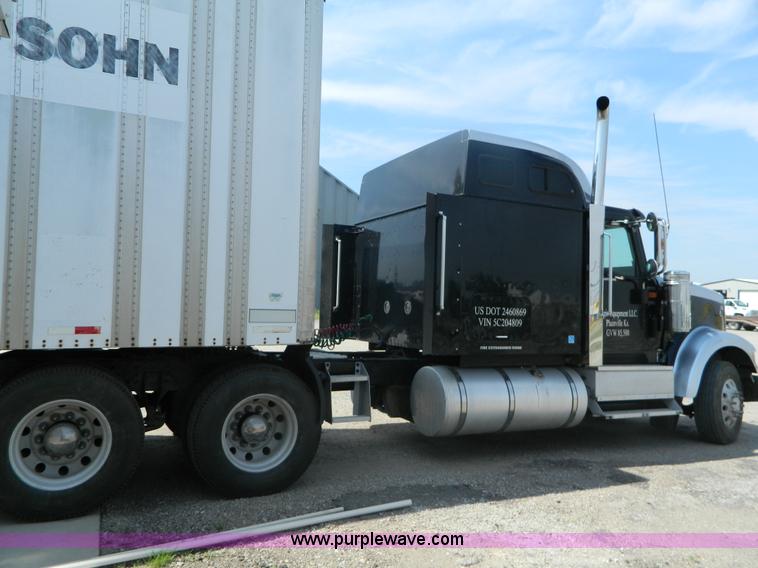 image for item J8880 2005 International 9900i semi truck