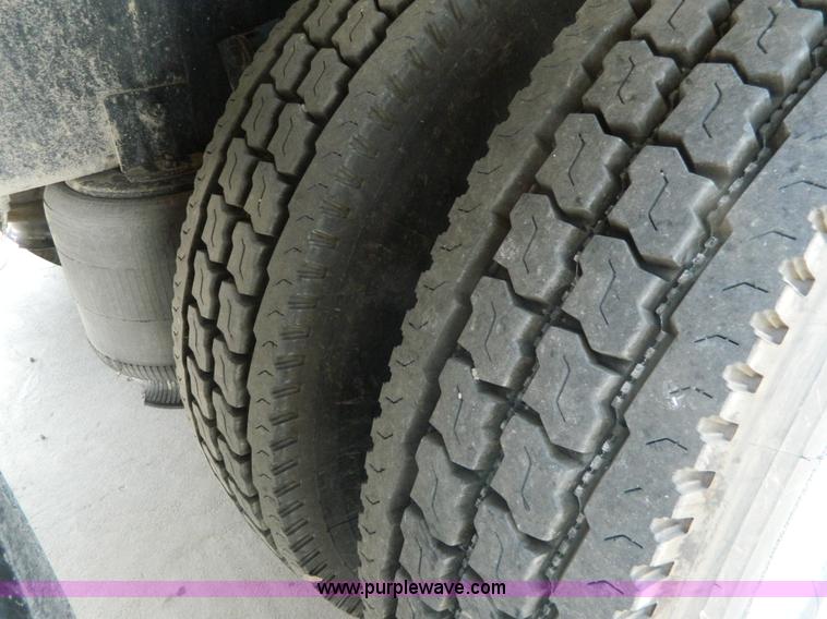 image for item J8880 2005 International 9900i semi truck