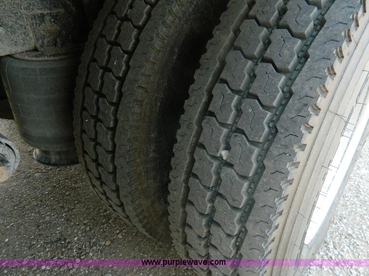 image for item J8880 2005 International 9900i semi truck