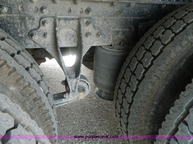 image for item J8880 2005 International 9900i semi truck