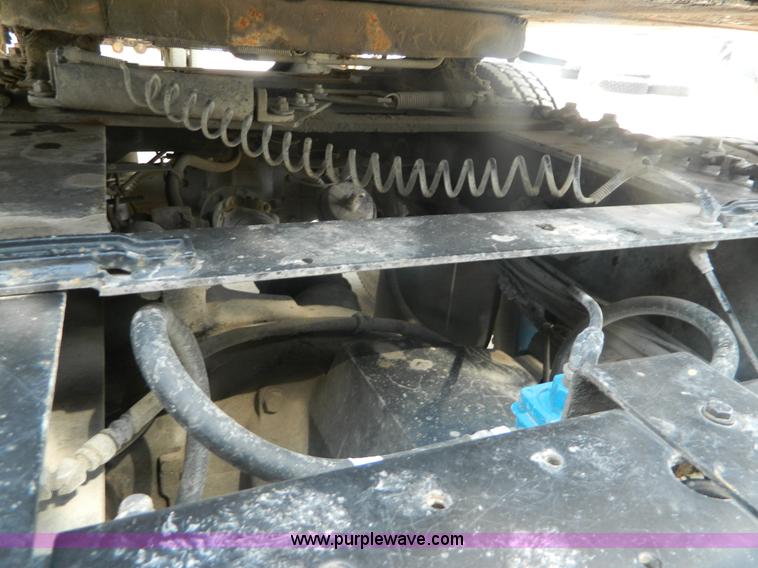 image for item J8880 2005 International 9900i semi truck