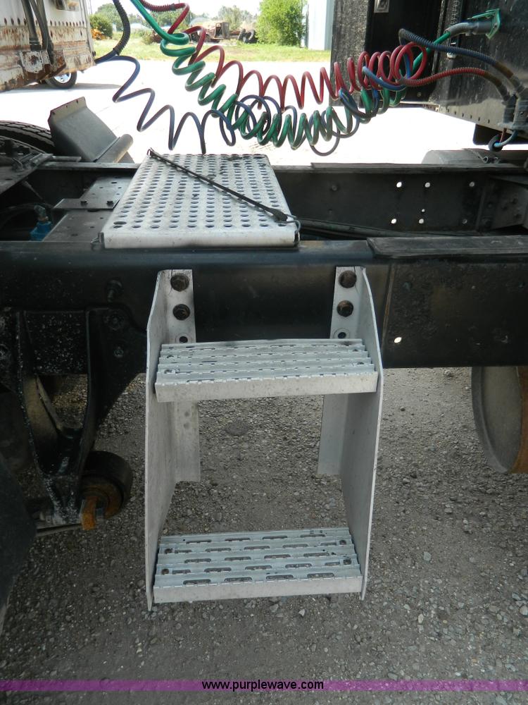 image for item J8880 2005 International 9900i semi truck