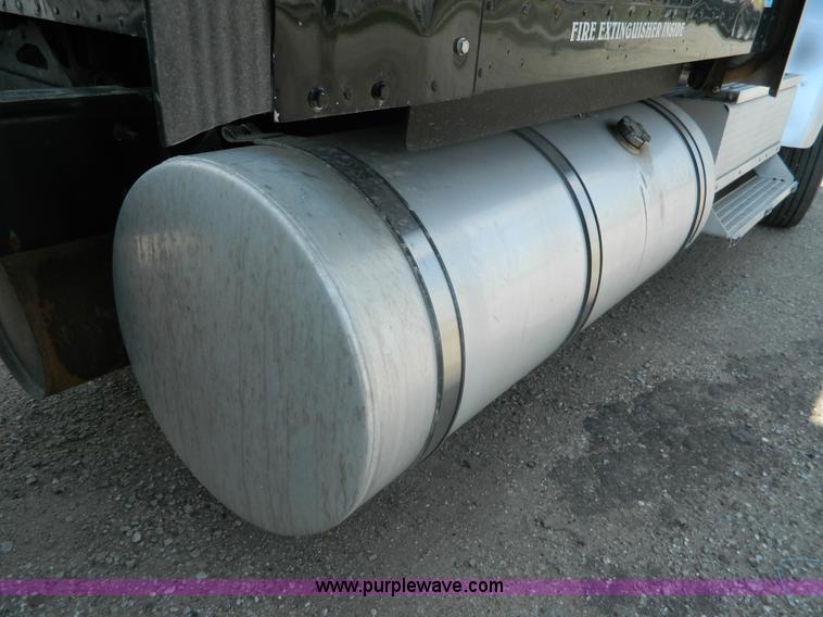 image for item J8880 2005 International 9900i semi truck