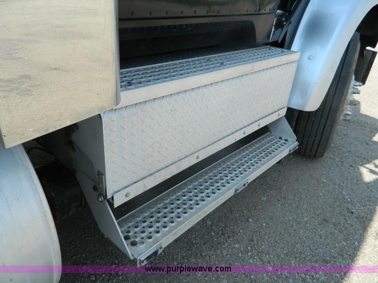 image for item J8880 2005 International 9900i semi truck